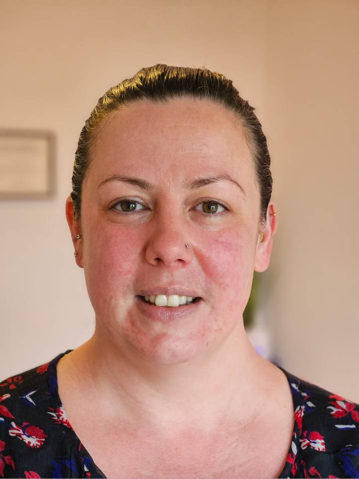 Résonance Sacrée : visage d'une femme brune après le massage bien-être Liftant Japonais