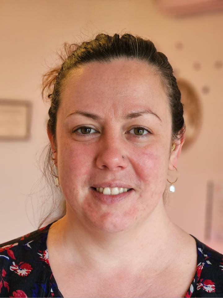 Résonance Sacrée : visage d'une femme brune avant le massage bien-être Liftant Japonais